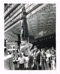 1953-press-photo-paramount-theater-toncy-curtis-houdini